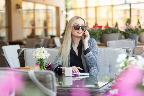 Mujer Rubia Joven Gafas Sol Hablando Por Teléfono Mientras Está —  Fotos de Stock