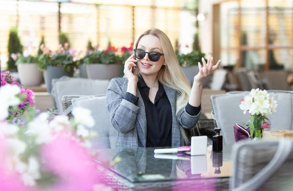 Mujer Rubia Joven Gafas Sol Hablando Por Teléfono Mientras Está —  Fotos de Stock