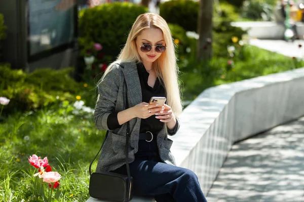 Femme Blonde Lunettes Soleil Utilise Smartphone Par Une Journée Ensoleillée — Photo