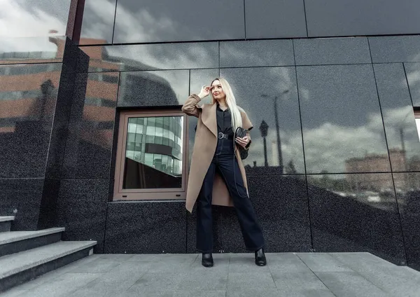 Femme Blonde Élégante Dans Trench Coat Milieu Urbain Mode Vie — Photo