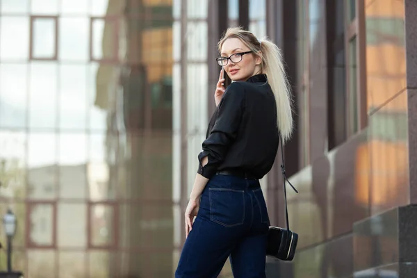 Ung Blond Kvinna Pratar Telefon Stadsmiljö Livsstil — Stockfoto