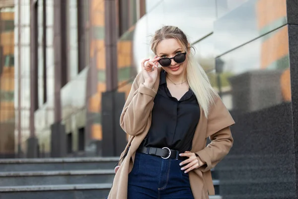 Porträt Einer Selbstbewussten Blonden Frau Trenchcoat Mit Sonnenbrille Der Stadt — Stockfoto