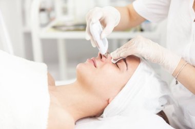 Güzel bir kadın ultrasonik kabuk soyma ameliyatı oluyor. Ultrasonik deri temizleme prosedürü. Kozmetik prosedürleri. Kozmetoloji. Güzellik salonu. Cilt bakımı.