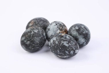 Beyaz arka planda gri mermer boyalı Paskalya yumurtaları