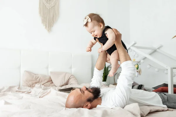 Caring Father Plays His Little Daughter Bed Bedroom Love Care — Stock Photo, Image