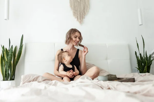 Cuidar Mamá Con Linda Hija Pequeña Tiene Desayuno Cama Dormitorio —  Fotos de Stock