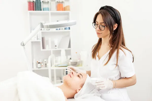 Procedimentos Cosmológicos Salão Beleza Médico Luvas Tocando Rosto Mulher Bonita — Fotografia de Stock