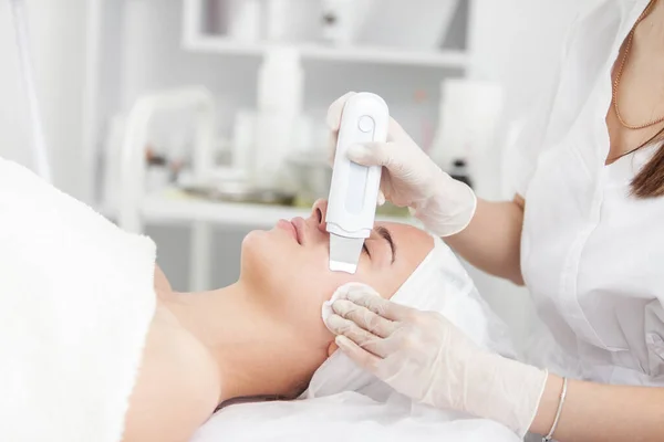 Beautiful Woman Receiving Ultrasonic Cavitation Facial Peeling Ultrasonic Skin Cleansing — Stock Photo, Image