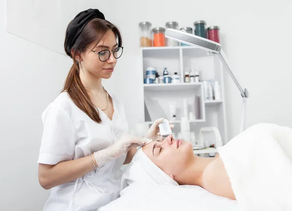 Female Cosmetologist Makes Procedure Ultrasonic Cleaning Face Young Beauty Woman — Stock Photo, Image