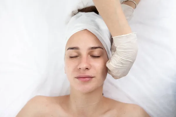 Kosmetické Procedury Ženská Krásná Tvář Ruce Doktora Kosmetický Salon Horní — Stock fotografie