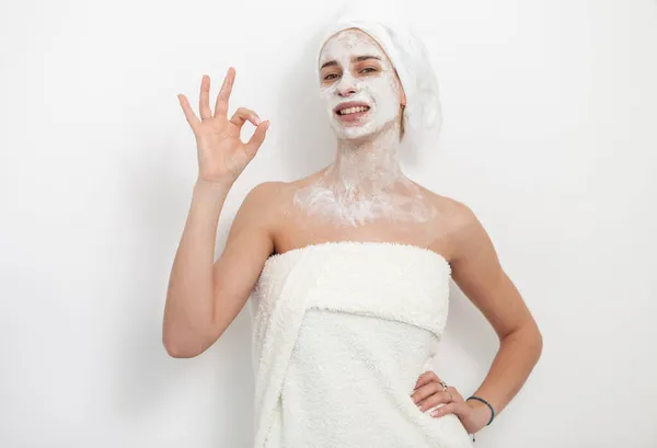 Belle Femme Avec Masque Facial Sur Fond Blanc Montre Bon — Photo