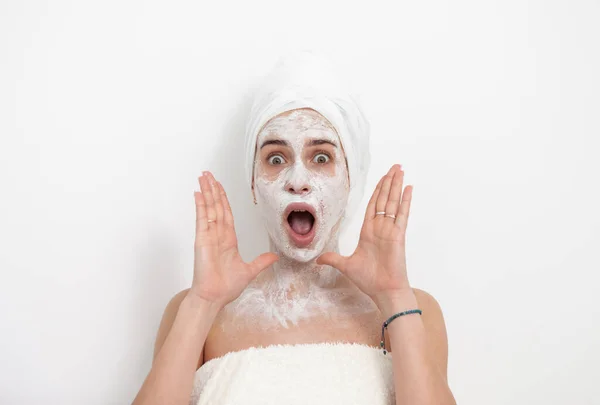 Schokkend Mooie Vrouw Met Gezichtsmasker Witte Achtergrond Huidverzorgingsconcept — Stockfoto
