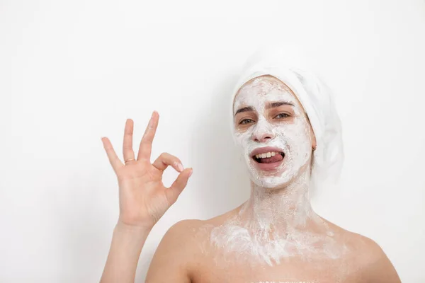 Bella Donna Con Maschera Facciale Sfondo Bianco Dimostra Gesto Corretto — Foto Stock