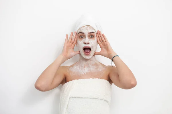 Bella Donna Scioccata Con Maschera Facciale Sfondo Bianco Concetto Cura — Foto Stock