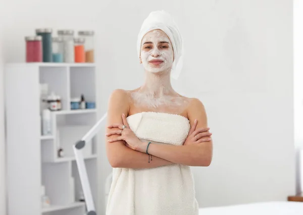 Красива Жінка Маскою Обличчя Салоні Краси Концепція Догляду Шкірою — стокове фото