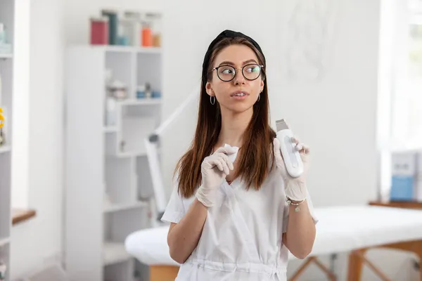 Úspěšná Profesionální Lékař Kosmetolog Dermatolog Žena Ultrazvukovým Zařízením Svém Salonu — Stock fotografie