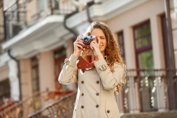 Krásná Kudrnatá Běloška Retro Kamerou Městě Koncept Cestovního Ruchu — Stock fotografie