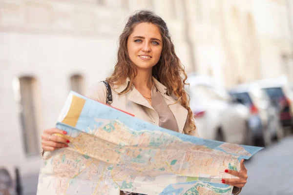 Jovem Turista Olha Atentamente Para Mapa Cidade Dia Ensolarado Brilhante — Fotografia de Stock
