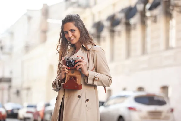 Giovane Turista Donna Con Fotocamera Retrò Una Strada Europea — Foto Stock