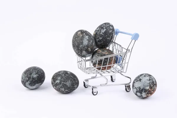 Mini Carrello Supermercato Con Marmo Grigio Dipinto Uova Pasqua Sfondo — Foto Stock