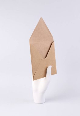 Mavi arka planda el işi zarfı