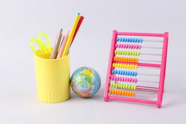 Okul malzemeleri, dünya ve abaküs beyaz arka planda. Eğitim. Okul konseptine dönelim.