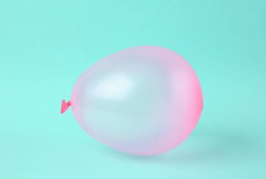 Parlak mavi arkaplanda pembe balon