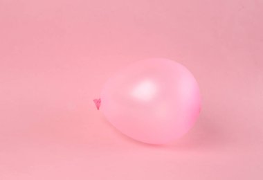 Pembe balon parlak pembe arka planda