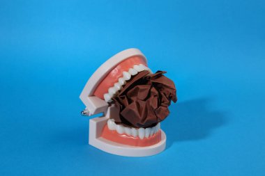 Mavi arkaplanda buruşuk kağıtlı insan çenesi modeliName.