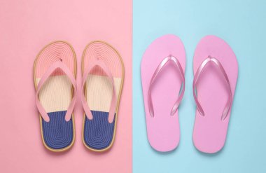 Mavi pembe pastel arka planda renkli parmak arası terlikler