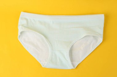 Sarı arka planda külotlar