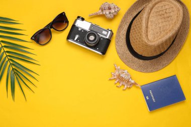 Sarı arka planda turist aksesuarları. Üst Manzara. Düz yatıyordu. Boşluğu kopyala