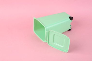 Pembe arka planda boş oyuncak çöp kutusu