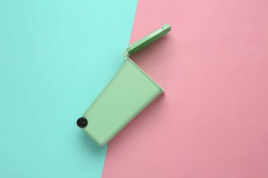 Pembe arka planda boş oyuncak çöp kutusu. Geri dönüşüm konsepti. Üst manzara, düz uzanma