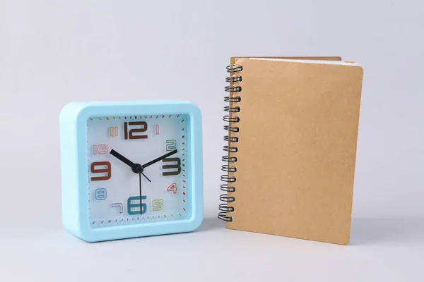 Craft Notebook Despertador Fundo Branco — Fotografia de Stock