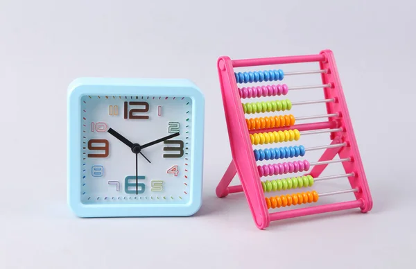Abacus Colorido Despertador Fundo Branco Conceito Contagem Educação Economia Negócios — Fotografia de Stock
