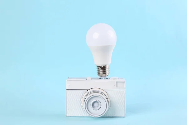 Weiße Kamera Mit Glühbirne Vor Blauem Hintergrund Minimales Inspirationskonzept — Stockfoto