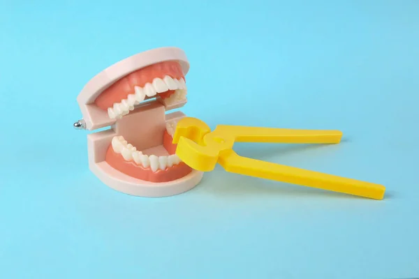 Toy Forceps Pulling Out Tooth Plastic Human Jaw Model Blue — Stock Photo, Image