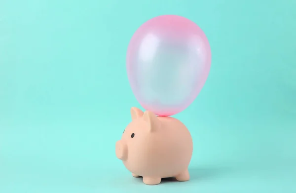 Piggy Bank Różowym Balonem Jasnoniebieskim Tle — Zdjęcie stockowe