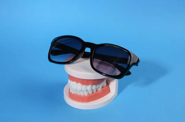 Concepto Verano Mínimo Modelo Plástico Mandíbula Humana Con Gafas Sol —  Fotos de Stock