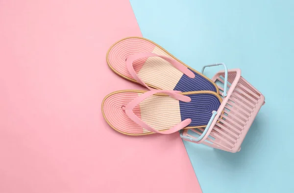 Shopping Basket Colored Flip Flops Blue Pink Pastel Background Beach — Stock Photo, Image