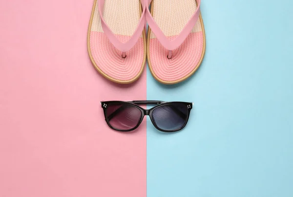 Chanclas Colores Con Gafas Sol Sobre Fondo Pastel Azul Rosa —  Fotos de Stock