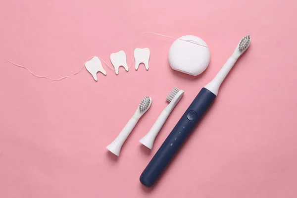 Zahnpflegekonzept Zahnbürste Zahnseide Mit Zähnen Auf Rosa Hintergrund Ansicht Von — Stockfoto