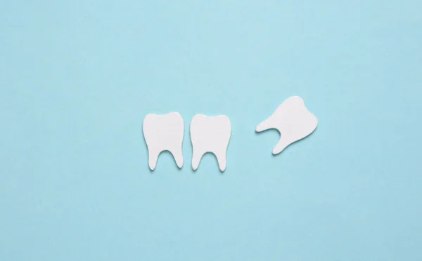 Sztuczne Zęby Niebieskim Tle Koncepcja Wyciągania Zęba — Zdjęcie stockowe