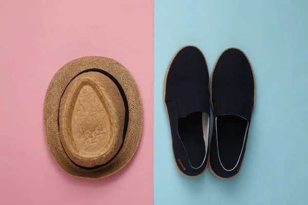 Strohoed Schoenen Voor Heren Blauw Roze Pastelachtergrond Bovenaanzicht Vlakke Plaat — Stockfoto