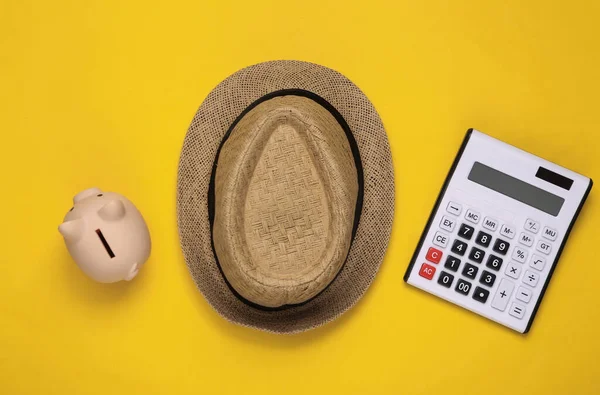 Strohoed Spaarvarken Met Een Calculator Een Gele Achtergrond Reiskosten — Stockfoto