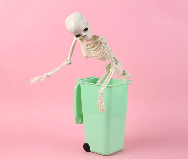 Скелет Мусорном Ведре Игрушек Розовом Фоне — стоковое фото