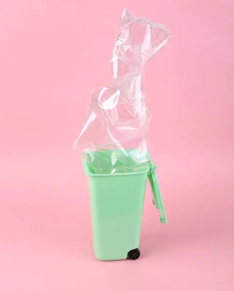 Garrafa Plástico Lata Lixo Brinquedo Fundo Rosa Conceito Reciclagem — Fotografia de Stock