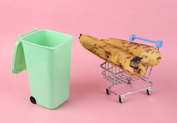 Nákupní Košík Shnilými Banány Popelnicí Růžovém Pozadí Zahoďte Ten Knír — Stock fotografie