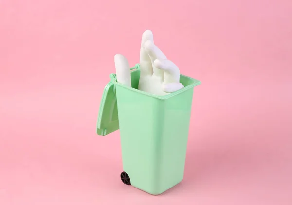 Mão Plástico Lata Lixo Brinquedo Fundo Rosa — Fotografia de Stock